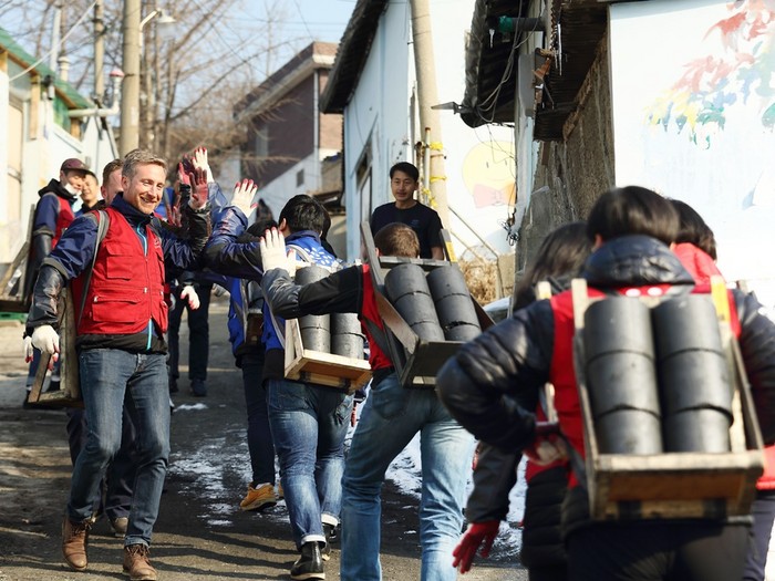 지멘스 '더나눔봉사단'은 올해로 6년째 사랑의 연탄 나눔 봉사 활동을 가졌다 (이미지. 지멘스)