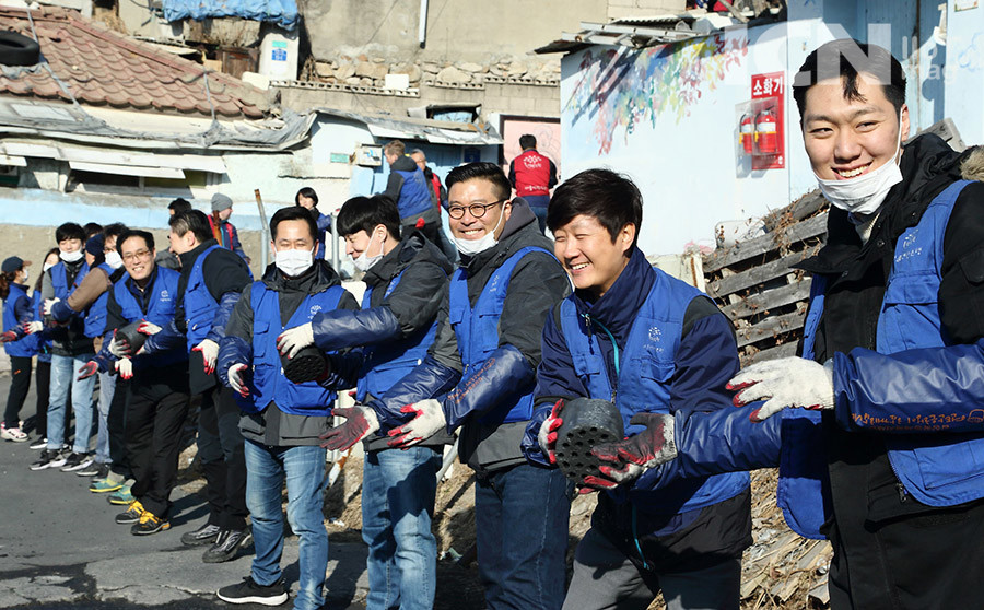지멘스㈜ 임직원들로 구성된 ‘더 나눔(The NANUM) 봉사단’ 단원들이  1월 25일 서울 노원구 백사마을을 찾아 ‘사랑의 연탄 나눔’ 봉사 활동을 펼치고 있다.지멘스㈜ 임직원들로 구성된 ‘더 나눔(The NANUM) 봉사단’ 단원들이  1월 25일 서울 노원구 백사마을을 찾아 ‘사랑의 연탄 나눔’ 봉사 활동을 펼치고 있다.