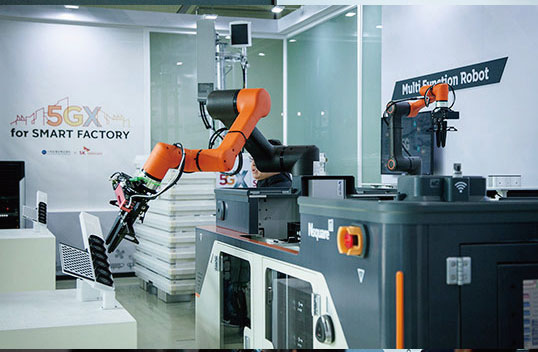 6축 로봇팔, 3D 센싱 기능이 탑재된 5G 다기능 협업 로봇의 모습. 이 로봇은 내부 공간에 스스로 제품을 적재하고 자율주행으로 이동한다.