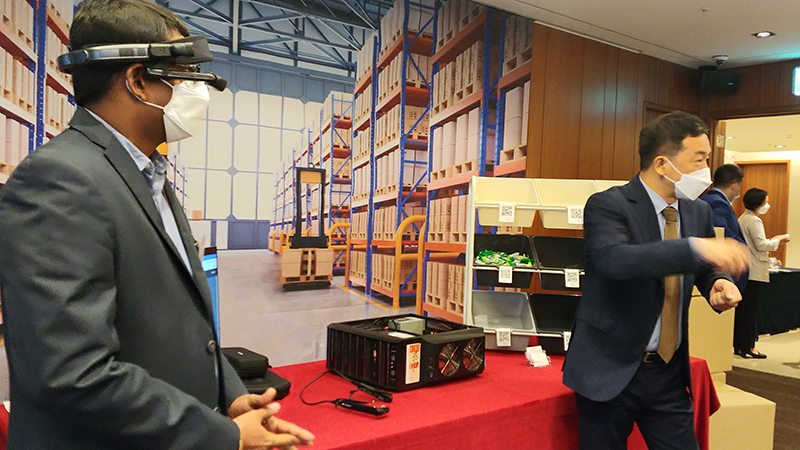 팀뷰어 직원들이 팀뷰어 프론트라인 AR 솔루션을 시연하고 있다.