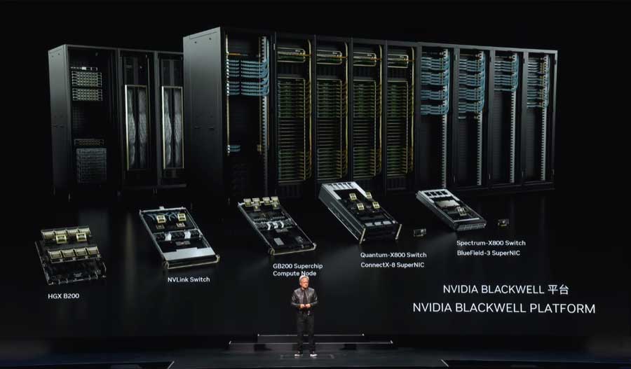 젠슨 황 엔비디아 CEO가 컴퓨텍스 2024에서 기조연설을 통해 데이터센터 AI팩토리를 위한 NVIDIA BLACKWELL 플랫폼을 설명하고 있다