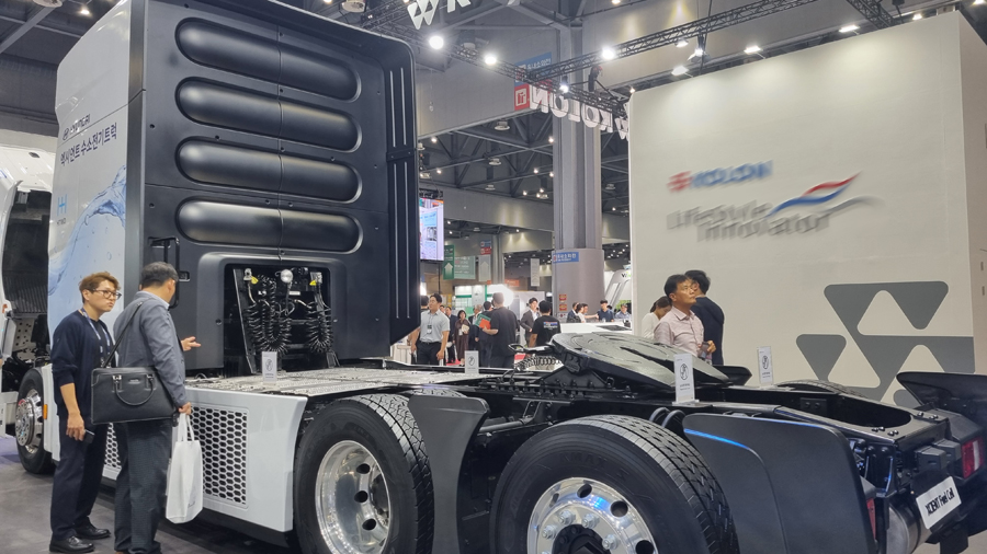 엑시언트 수소전기트럭 전시장 전경