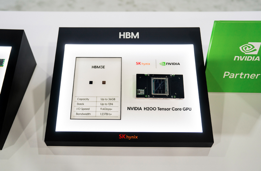 SK하이닉스의 HBM3E 12단 제품 전시 이미지
