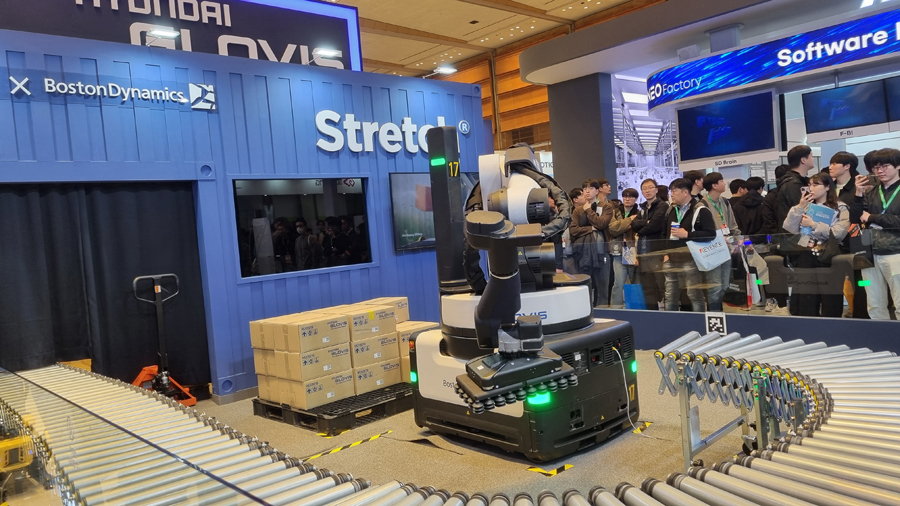 오토메이션월드 2025(AW2025) 전시회 현대 글로비스 부스에서 시연중인 보스턴다이나믹스가 개발한 물류로봇 ‘스트레치(Stretch)’