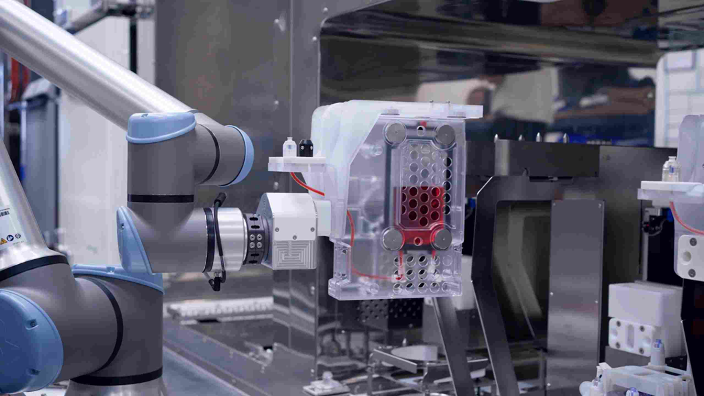 [기자칼럼] 바이오 실험실로 들어간 ‘디지털 트윈’, 로봇의 손길을 가르치다