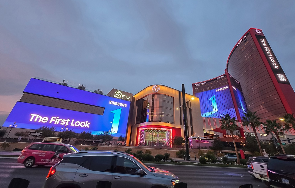 삼성전자는 라스베이거스 리조트월드 호텔(ResortWorld Las Vegas)에서 옥외광고를 진행중이다.