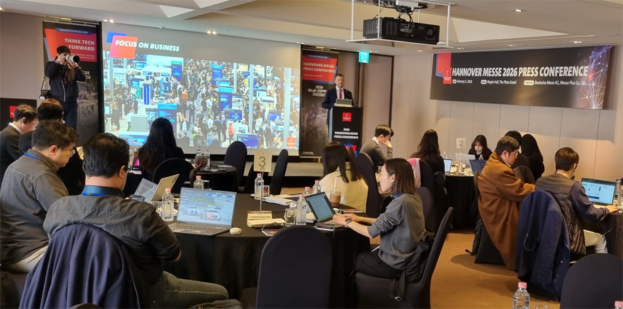 2월 5일 오전 서울에서 개최된 하노버메세 2026 기자간담회에서 도이치메세(Deutsche Messe)의 후베어투스 폰 몬쇼우(Hubertus von Monschaw) 글로벌 이사가 발표하고 있다. 