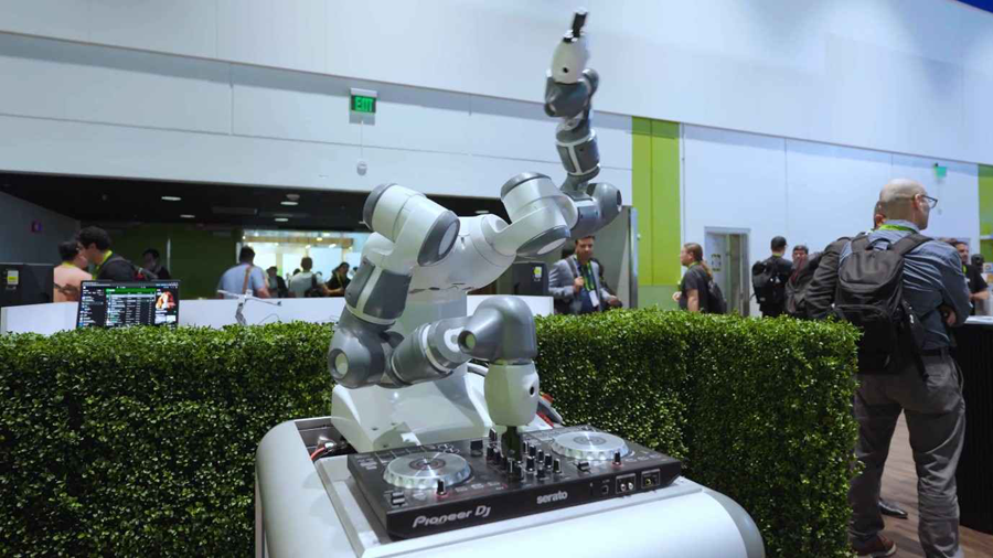 ABB 로보틱스(ABB Robotics)는 레코드를 돌리는 DJ 로봇을 선보이며 관람객들의 관심을 끌었다. ABB 로보틱스는 로봇 프로그래밍·시뮬레이션 기술 ‘로봇스튜디오(RobotStudio)’에 엔비디아 옴니버스 라이브러리를 직접 통합하고 있다.