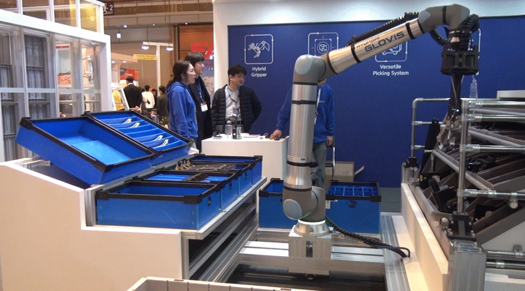 AMR과 연계해 현대글로비스가 개발한 AMR이 부스 내 위치한 물품을 싣고 운반하면 현대글로비스가 자체 개발한 ‘원키트 피킹 자동화 기술’이 적용된 협동로봇 데모.