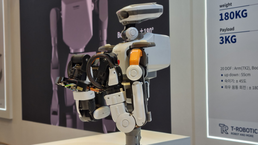 aw2026 전시회에 소개된 티로보틱스 휴머노이드