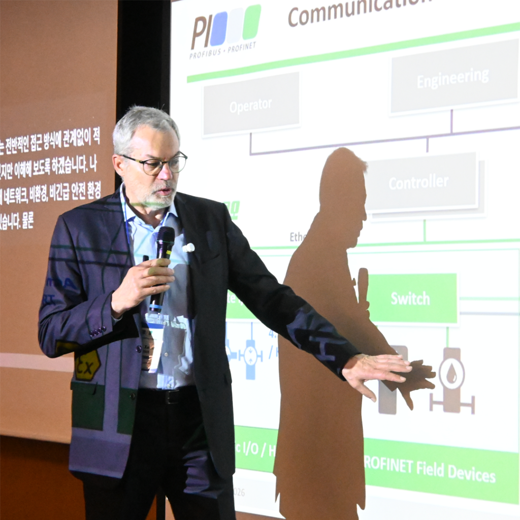 자버 슈미트 PI 글로벌 회장이 ‘Physical AI와 산업용 네트워크의 미래’를 주제로 기조연설을 진행하고 있다