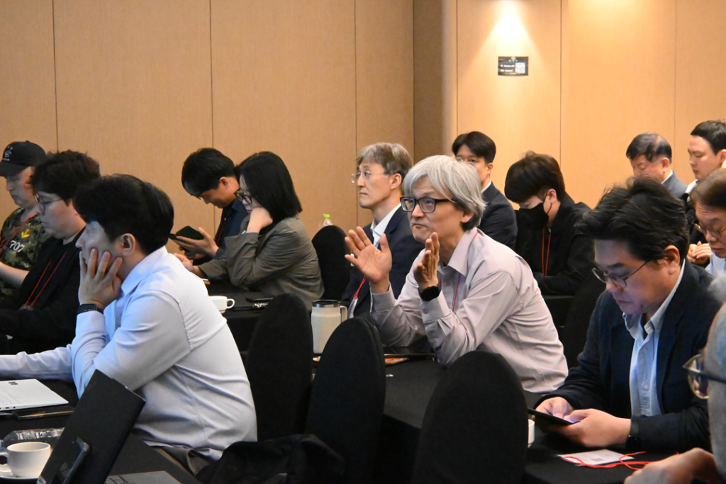 발표자와 참석자들이 Physical AI와 산업용 네트워크에 대해 토론하고 있다