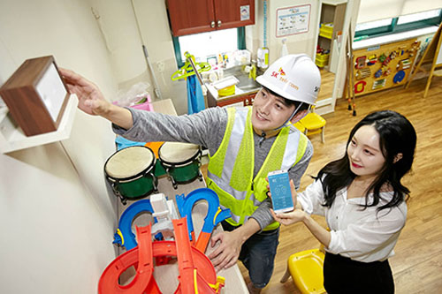 SK텔레콤 관계자들이 노원구 소재 서울동천학교에 공기 측정기를 설치하고 있다.